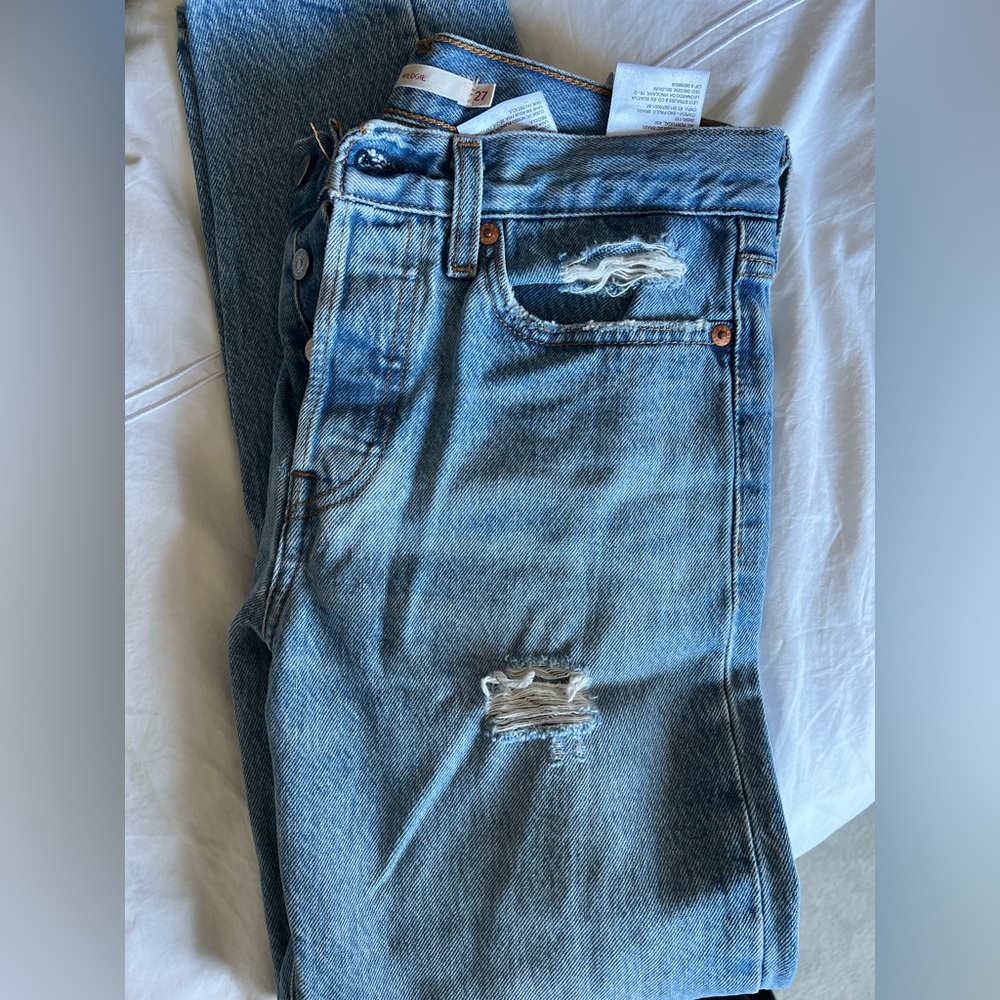 Levi’s Wedgie distressed light wash jeans- size 27